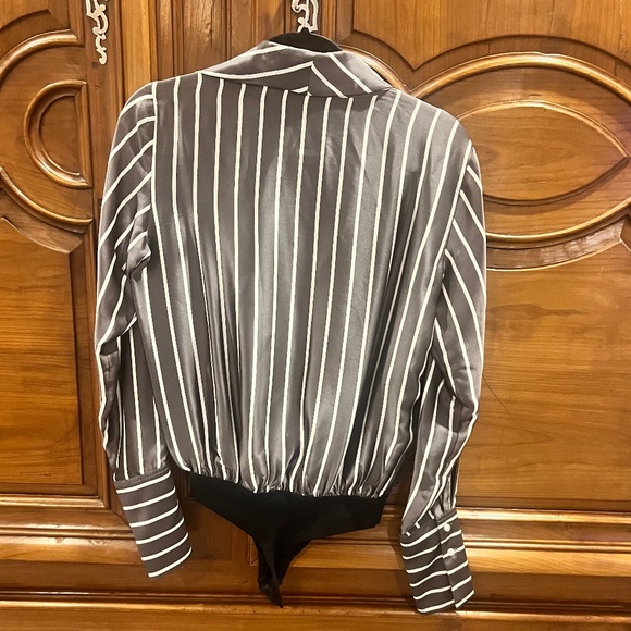 ALIX NYC Silky Long Sleeve Blouse Bodysuit Gray with White Stripes Size Small - Picture 6 of 8